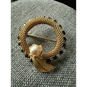 Vintage Made In Austria Mesh Rhinestone Wreath Brooch Gold Tone Faux Pearl Retro